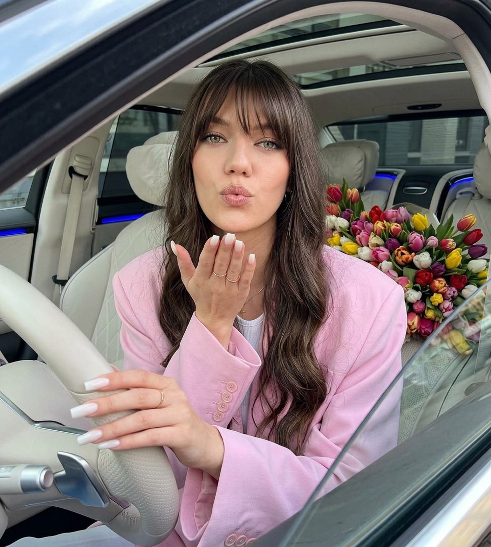 Новый стиль «8 марта» в боте BrikiChiki — весенняя нейрофотосессия уже доступна